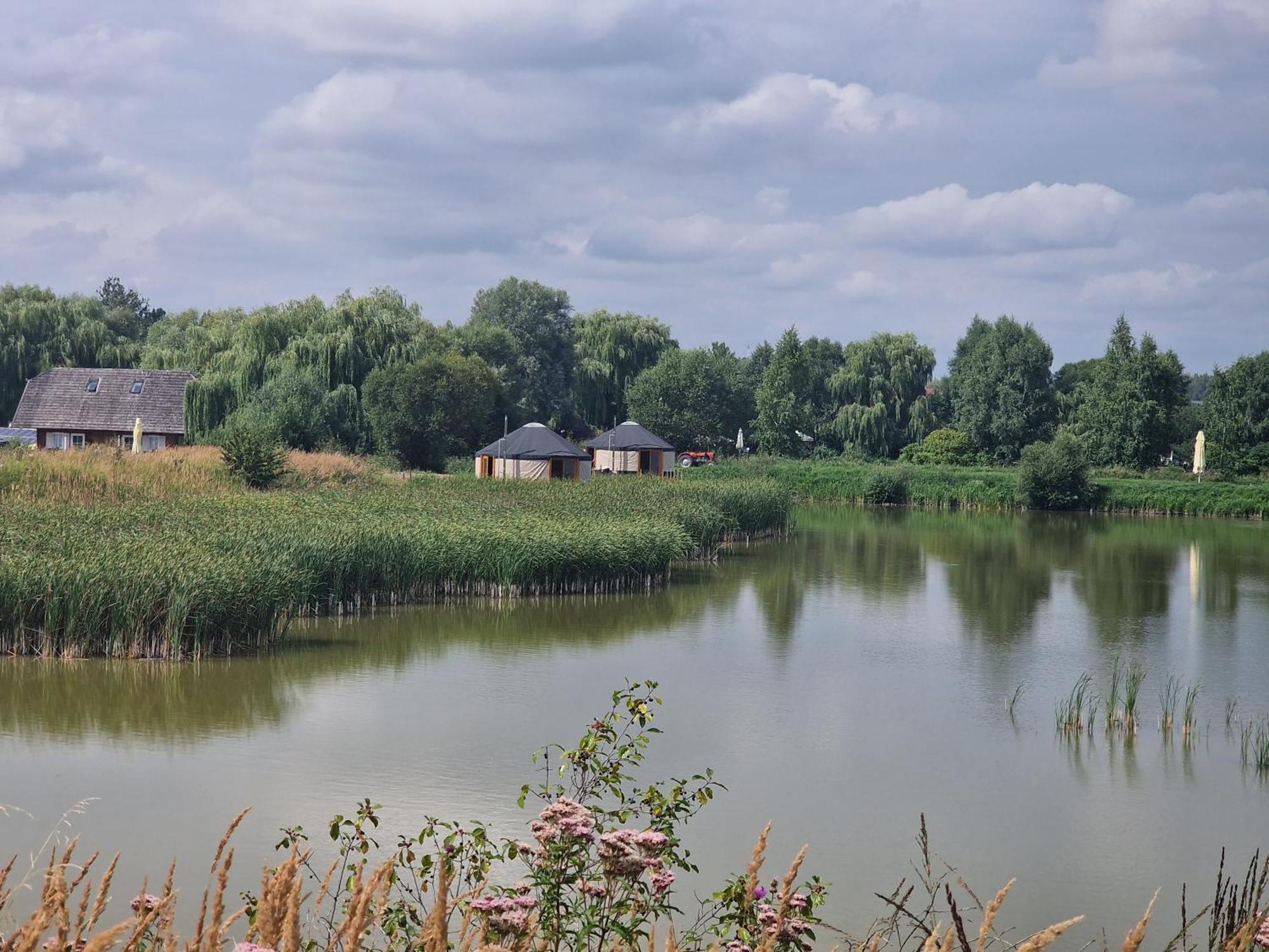 Chatka Pradziadka I Jurty Na Wodzie Pokrowka Exterior foto
