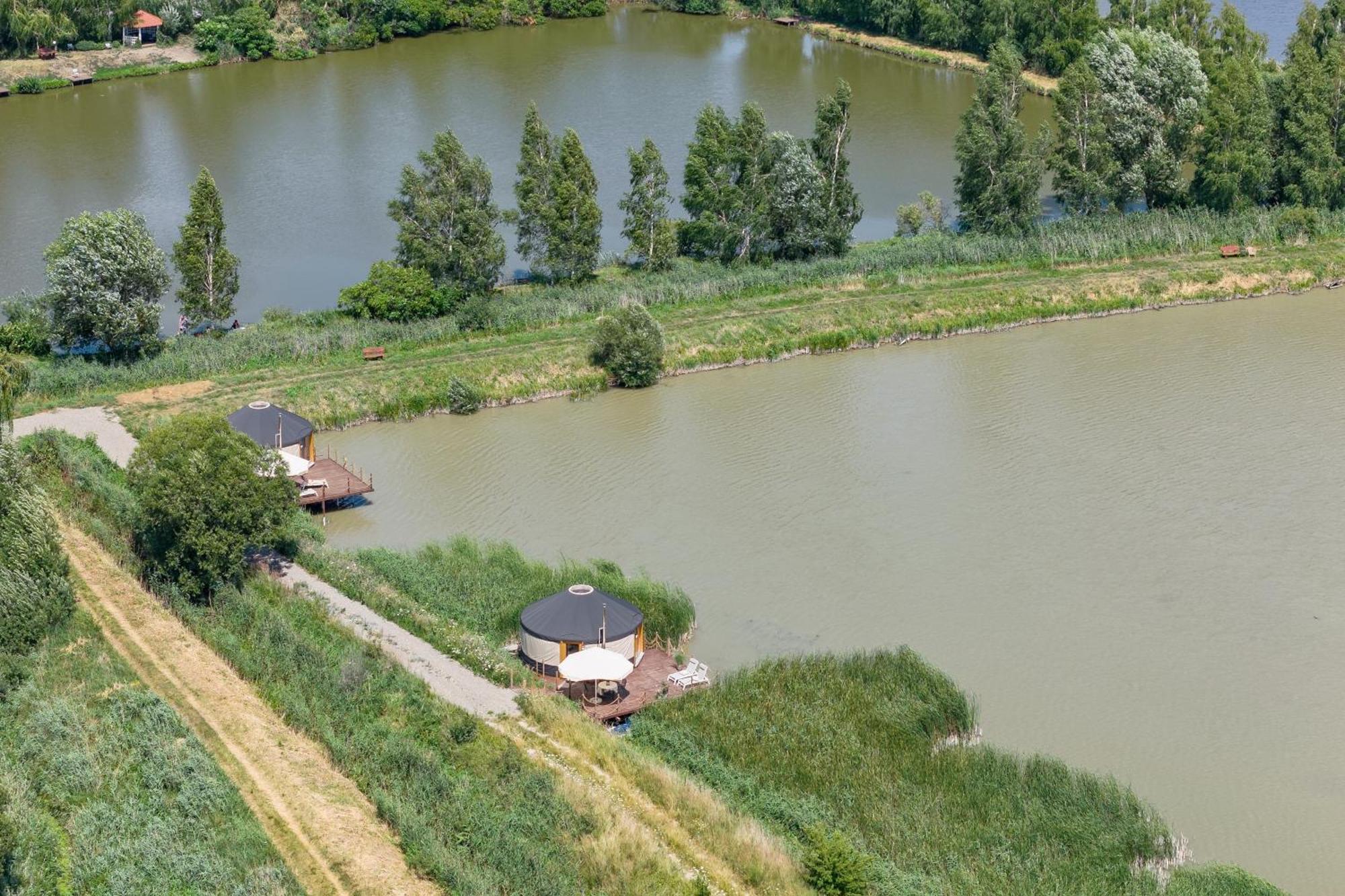 Chatka Pradziadka I Jurty Na Wodzie Pokrowka Exterior foto
