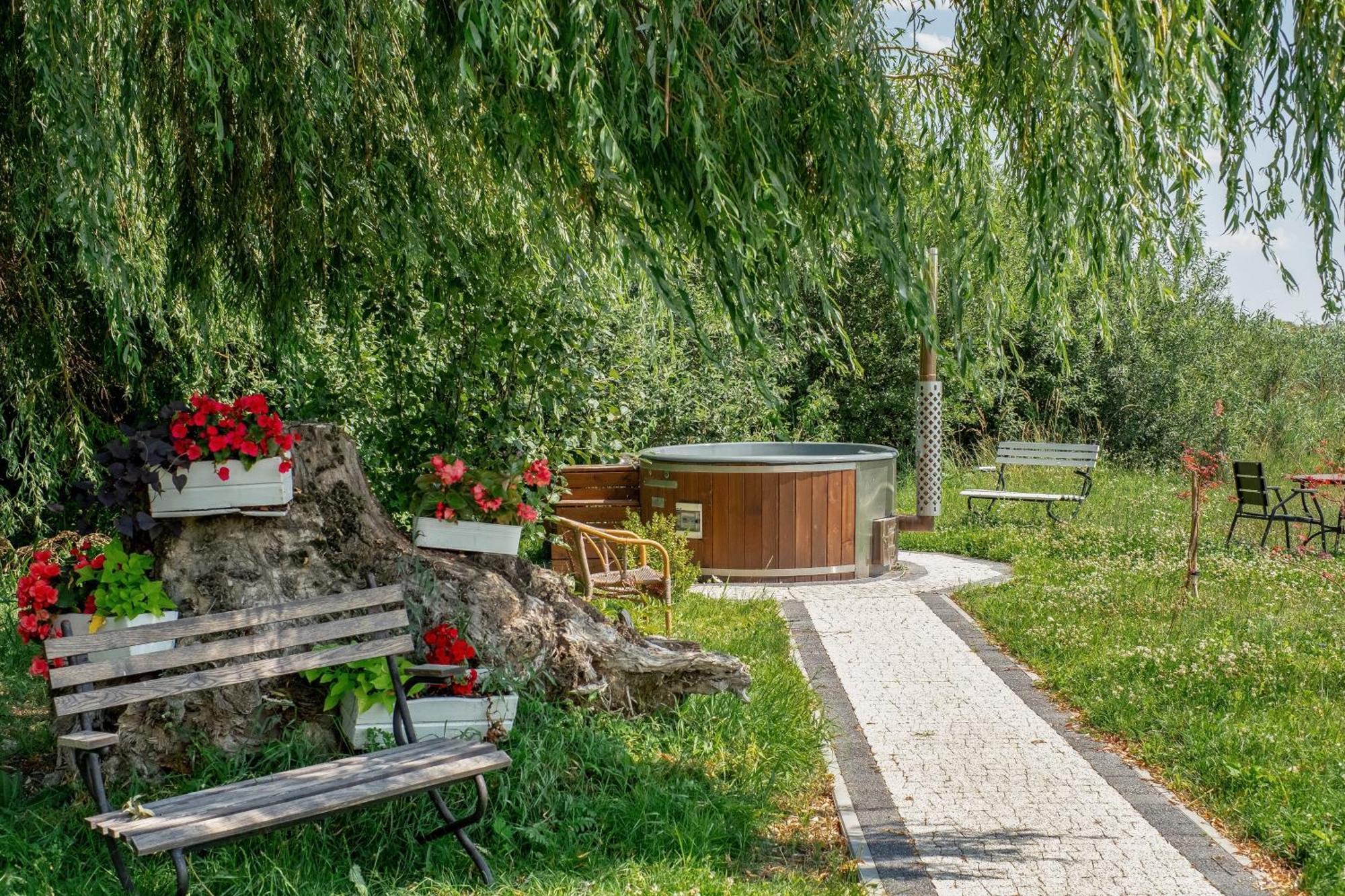 Chatka Pradziadka I Jurty Na Wodzie Pokrowka Exterior foto